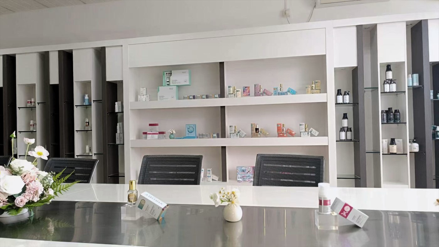 Sample showroom with product shelving and a meeting table